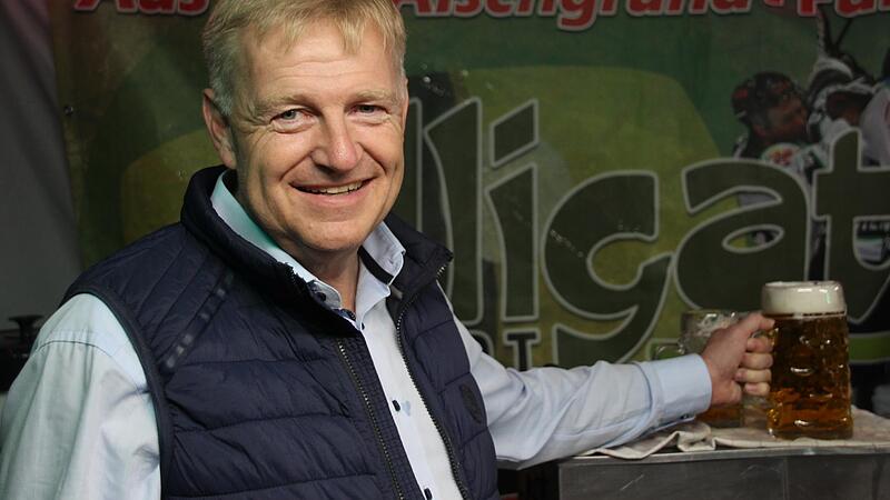 Als Ehrenpr&auml;sident und Verwaltungsratsvorsitzender des HEC unterst&uuml;tzt Axel Rogner seinen Verein, wenn er am Altstadtfest in H&ouml;chstadt ausschenkt.