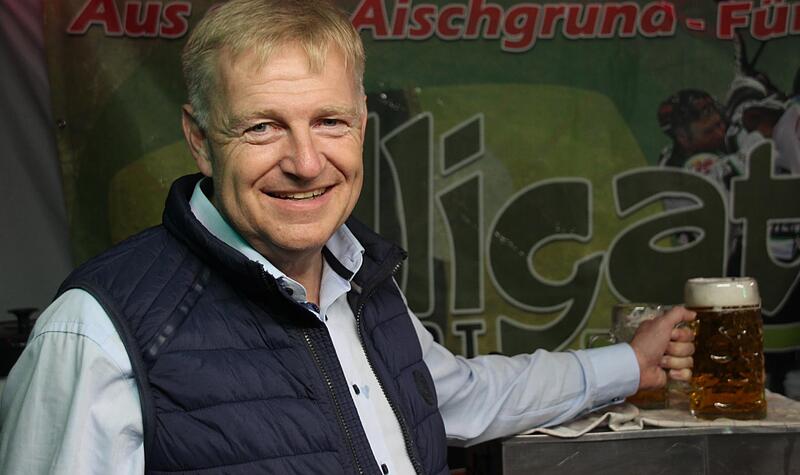 Als Ehrenpräsident und Verwaltungsratsvorsitzender des HEC unterstützt Axel Rogner seinen Verein, wenn er am Altstadtfest in Höchstadt ausschenkt. Als Ehrenpräsident und Verwaltungsratsvorsitzender des HEC unterstützt Axel Rogner seinen Verein, wenn er am Altstadtfest in Höchstadt ausschenkt.