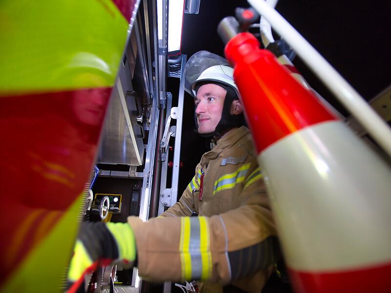 Erlebnis in Bildern: Einmal selbst Feuerwehrmann seinErlebnis in Bildern: Einmal selbst Feuerwehrmann sein Stets hoch konzentriert: Gruppenführer Michael Götz