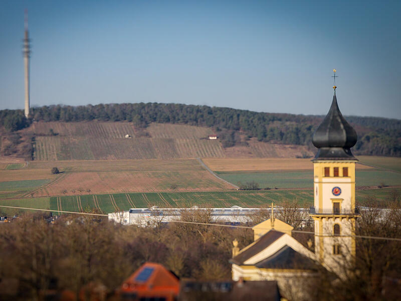 Hinter den drei bereits bestehenden Gewerbegebieten in Westheim (wei&szlig;es Geb&auml;ude im Foto) soll noch ein viertes entstehen.