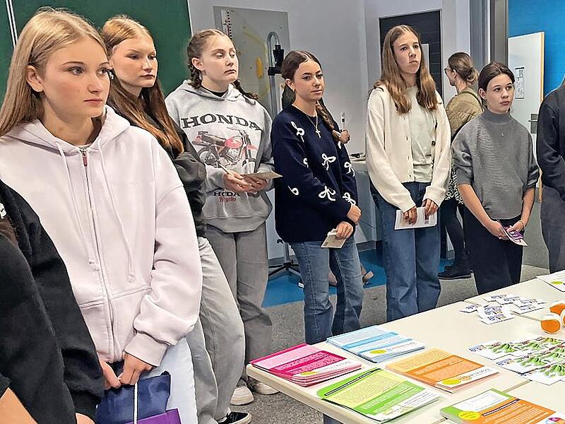 Am Stand für Sozialberufe informierten sich vorwiegend Mädchen.