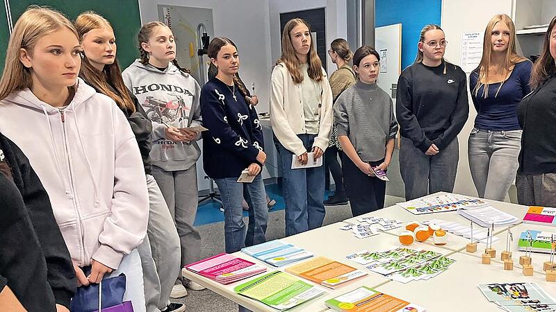 Am Stand f&uuml;r Sozialberufe informierten sich vorwiegend M&auml;dchen.