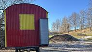 Als Schuppen für pädagogisches Material, Erste-Hilfe-Kasten, Wechselkleidung und die Waldtoilette dient der Bauwagen für den Kindergarten, der jetzt an seinem festen Platz steht. Der Gemeinderat gab grünes Licht. Als Schuppen für pädagogisches Material, Erste-Hilfe-Kasten, Wechselkleidung und die Waldtoilette dient der Bauwagen für den Kindergarten, der jetzt an seinem festen Platz steht. Der Gemeinderat gab grünes Licht.