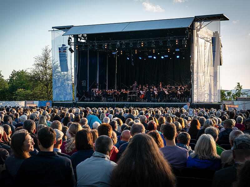 Die Bamberger Symphoniker haben das Festivalwochenende auf Schloss J&auml;gersburg im Landkreis Forchheim mit einem exklusiven Programm er&ouml;ffnet.