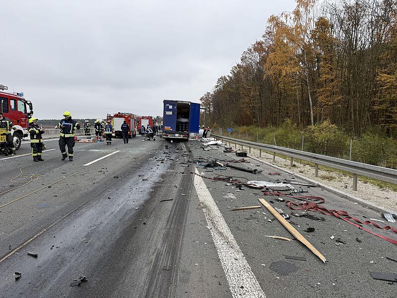 Nach einem Lkw-Unfall bei Erlangen ist die A3 rund um die Anschlussstelle Höchstadt-Nord in Fahrtrichtung Nürnberg/Regensburg komplett gesperrt.