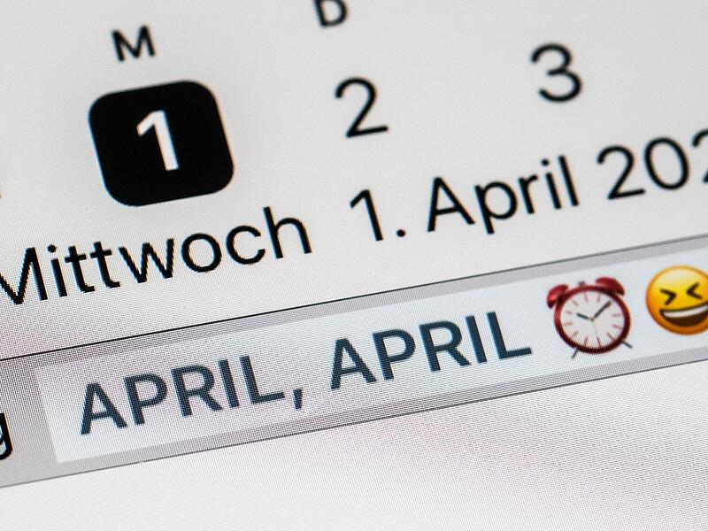 Emojis und die Anmerkung "April, April" auf einem Smartphone