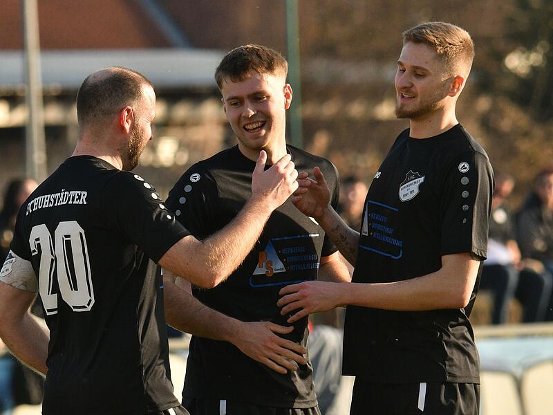 Freude im Lager der Schuhst&auml;dter (hier im Heimspiel gegen Windheim) bei Florian Eberth, Jakob Herbst und Jannis Jakob (von links). Sie mischen wieder voll im Titelrennen der Kreisliga 2 mit.