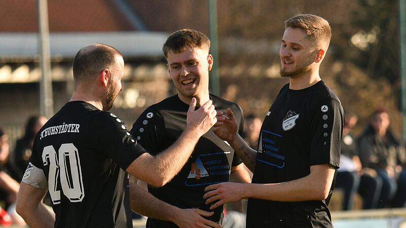 Freude im Lager der Schuhst&auml;dter (hier im Heimspiel gegen Windheim) bei Florian Eberth, Jakob Herbst und Jannis Jakob (von links). Sie mischen wieder voll im Titelrennen der Kreisliga 2 mit.
