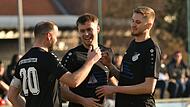 Freude im Lager der Schuhst&auml;dter (hier im Heimspiel gegen Windheim) bei Florian Eberth, Jakob Herbst und Jannis Jakob (von links). Sie mischen wieder voll im Titelrennen der Kreisliga 2 mit.