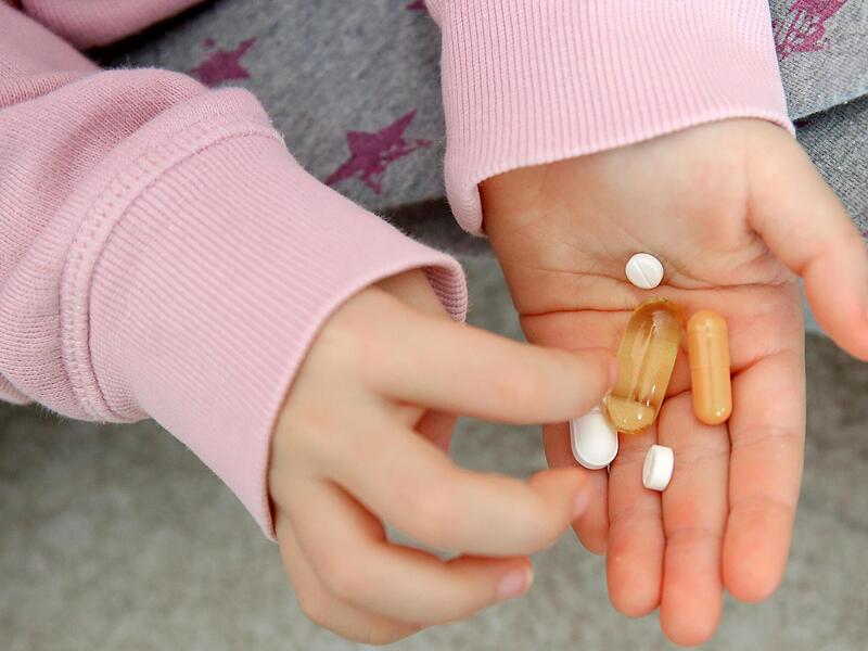 Riskante Neugier: Medikamente sollten nicht in Griffweite von Kindern abgelegt werden.