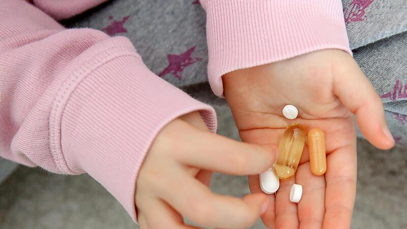 Riskante Neugier: Medikamente sollten nicht in Griffweite von Kindern abgelegt werden.