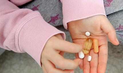 Riskante Neugier: Medikamente sollten nicht in Griffweite von Kindern abgelegt werden.