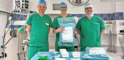 Dr. Frank Wanka, &Auml;rztlicher Direktor und Chefarzt der Unfallchirurgie des Helios St. Elisabeth Krankenhauses (links), OP-Leiter Tim Temme (Mitte) und Chefarzt der Orthop&auml;die und Endoprothetik Joachim Rupp (rechts) mit dem neuen Green Pack.