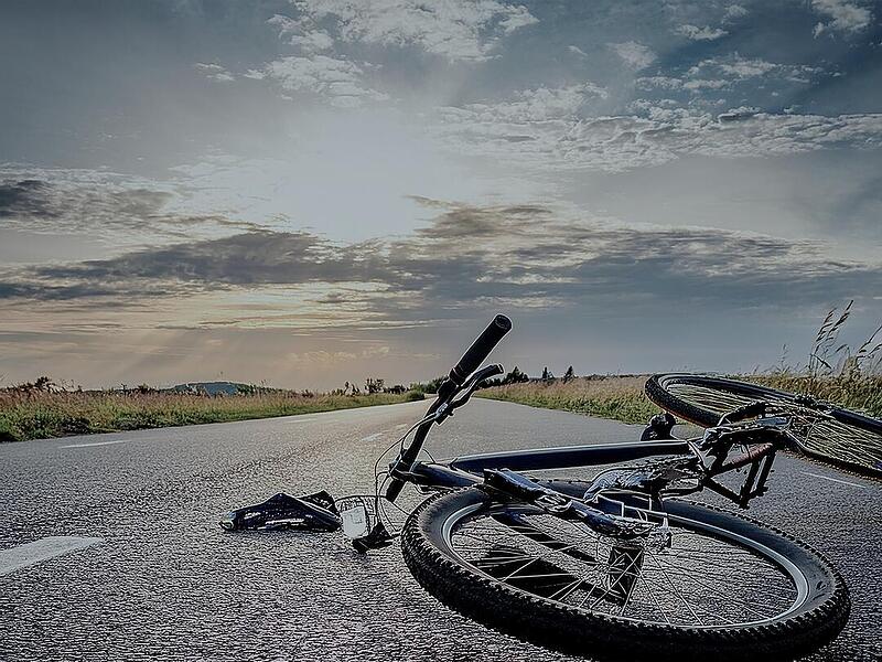 Unfall in Forchheim: Fahrradfahrer stürzt wegen Hitze - keinen Helm getragen Radunfall, Fahrradunfall