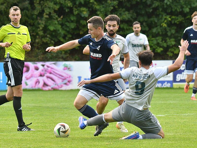 Der Mönchrödener Lukas Köhn (links) setzt sich hier gegen Berkay Sepik durch. Mit zwei Treffern trug er maßgeblich zum Sieg der Mönche bei. Der Mönchrödener Lukas Köhn (links) setzt sich hier gegen Berkay Sepik durch. Mit zwei Treffern trug er maßgeblich zum Sieg der Mönche bei.