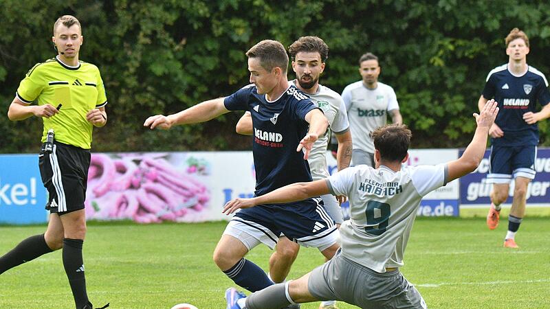Der M&ouml;nchr&ouml;dener Lukas K&ouml;hn (links) setzt sich hier gegen Berkay Sepik durch. Mit zwei Treffern trug er ma&szlig;geblich zum Sieg der M&ouml;nche bei.