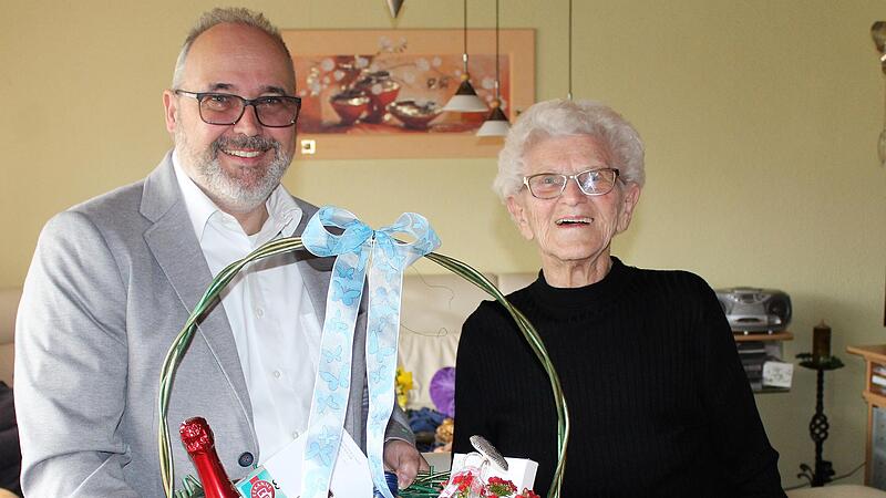 Schwarzachs Bürgermeister Volker Schmitt hatte einen Geschenkkorb zum 95. Geburtstag von Anni Schösser dabei. Die frühere Hebamme half einst auch dem Bürgermeister mit auf die Welt. Schwarzachs Bürgermeister Volker Schmitt hatte einen Geschenkkorb zum 95. Geburtstag von Anni Schösser dabei. Die frühere Hebamme half einst auch dem Bürgermeister mit auf die Welt.