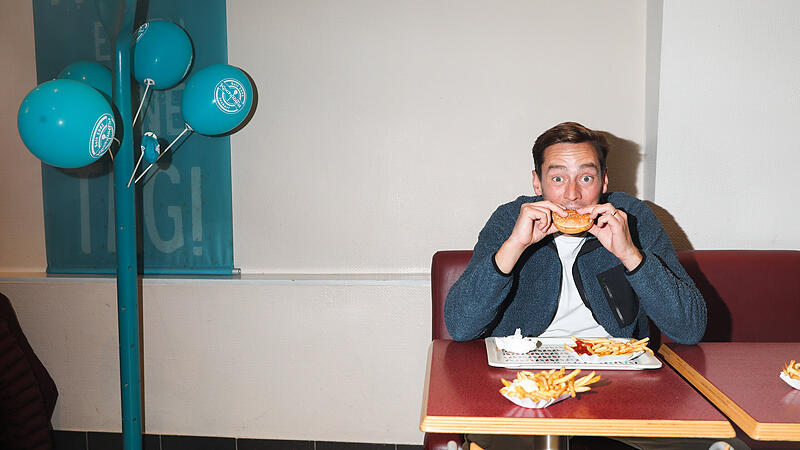 Jonas Ochs isst einen letzten Burger bei Kochlöffel Bamberg Jonas Ochs isst einen letzten Burger bei Kochlöffel Bamberg