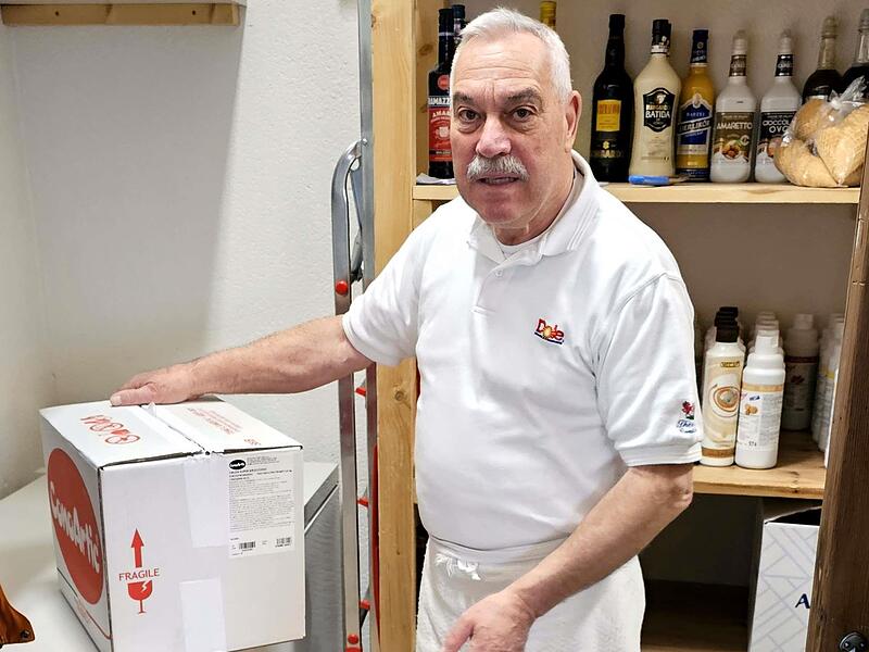 Silvano Stefani mit einem Karton mit Waffeln, der fast doppelt so teuer ist wie vor einem Jahr. Silvano Stefani mit einem Karton mit Waffeln, der fast doppelt so teuer ist wie vor einem Jahr.