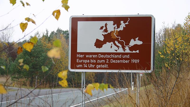 Mit solchen Tafeln wird an der ehemaligen innerdeutschen Grenze, an die Teilung erinnert.
