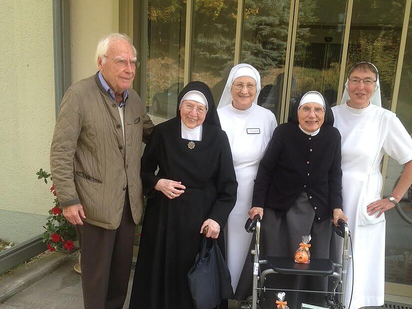 Zu Besuch bei den Mallersdorfer Schwestern: Karl-Heinz Gsänger, ehemaliger Chefarzt des Klinikums Forchheims, mit (v. l.) Schwester Silensis (Abteilung OP), Sr. Xaverella (Intensiv), Sr. Elbertina (OP) und Franziska (Männer intensiv).