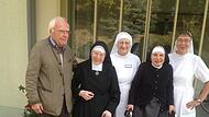 Zu Besuch bei den Mallersdorfer Schwestern: Karl-Heinz Gsänger, ehemaliger Chefarzt des Klinikums Forchheims, mit (v. l.) Schwester Silensis (Abteilung OP), Sr. Xaverella (Intensiv), Sr. Elbertina (OP) und Franziska (Männer intensiv).