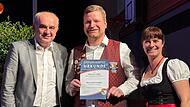 Thomas Kolb (NBMB), Solist Sebastian Saffer und Vorsitzende Daniela Kroack bei der Ehrung.