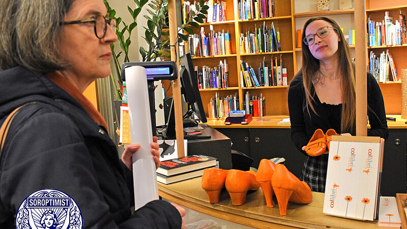 Soroptimist Orange Days 2024: Auch im Colobri Bamberg stehen orange Schuhe.