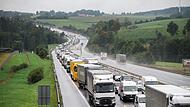 Vollsperrung wegen Lastwagenbrands auf der Autobahn 9