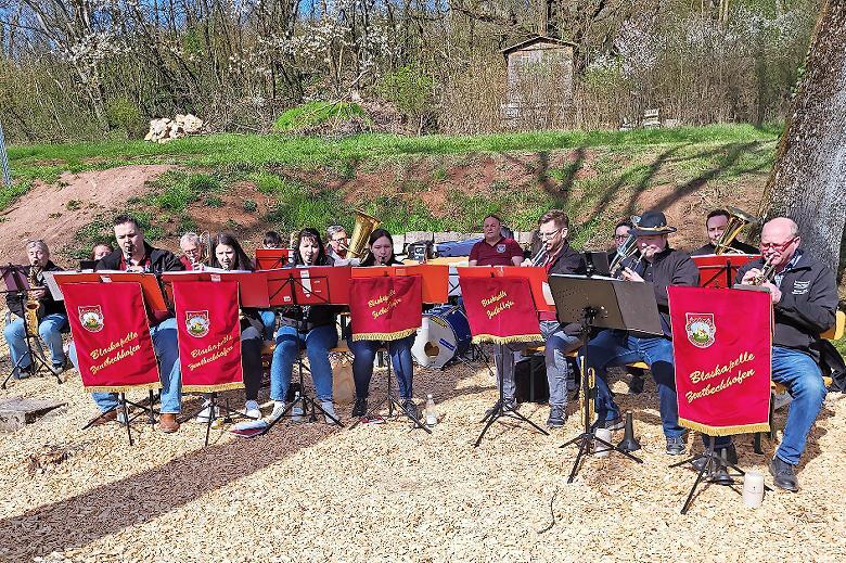 Die Blaskapelle Zentbechhofen bei der Bierkeller-Eröffnung. Die Blaskapelle Zentbechhofen bei der Bierkeller-Eröffnung.