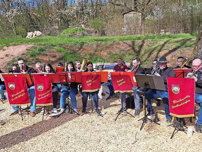 Die Blaskapelle Zentbechhofen bei der Bierkeller-Er&ouml;ffnung.
