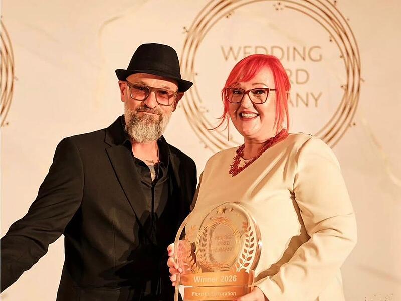Carolin Kemmelemeier an der Seite von Fachjuror Thomas Dettloff mit dem Preis &bdquo;Beste Deko/Floristik"