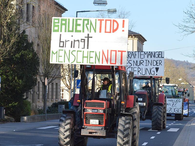 Protestierende Landwirte in der Von-Hessing-Stra&szlig;e in Bad Kissingen.