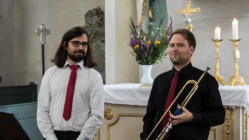 Reichlich Beifall gab es f&uuml;r Lucas Pohle (links) und den Trompeter Sebastian Hansiek beim Benefizkonzert in Gauerstadt.