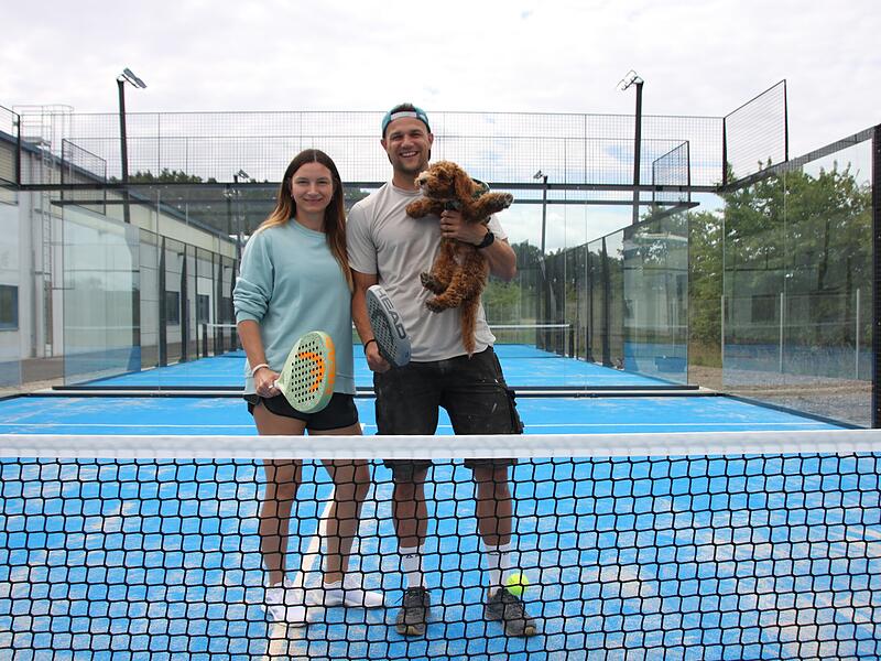 Am Sonntag, 2. August, ist es soweit. Der neue Padel-Club Arena Drei startet mit der Er&ouml;ffnung seines Au&szlig;enbereichs. Anna-Carina H&auml;usler, Maximilian Kirschner und Pudel Fonso freuen sich auf G&auml;ste.
