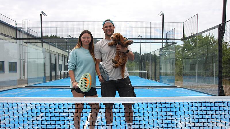 Padel Club Arena Drei Höchstadt Am Sonntag, 2. August, ist es soweit. Der neue Padel-Club Arena Drei startet mit der Eröffnung seines Außenbereichs. Anna-Carina Häusler, Maximilian Kirschner und Pudel Fonso freuen sich auf Gäste.