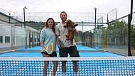 Am Sonntag, 2. August, ist es soweit. Der neue Padel-Club Arena Drei startet mit der Er&ouml;ffnung seines Au&szlig;enbereichs. Anna-Carina H&auml;usler, Maximilian Kirschner und Pudel Fonso freuen sich auf G&auml;ste.