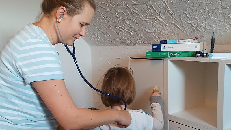 Eine Mutter als Kinder&auml;rztin ist praktisch: Johanna Fleischmann w&uuml;rde in Adelsdorf aber nicht nur ihre eigene Tochter untersuchen.