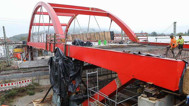 Seit über einem Jahr ist die Forchheimer Piastenbrücke gesperrt. Ende Februar 2023 soll die Brücke immerhin für Fußgänger und Radfahrer freigegeben werden.Forchheim & Fränkische Schweiz