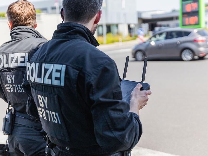 Untersuchungen am Tatort: Am Montag waren etliche Einsatzkr&auml;fte der Polizei bei der Suche nach verd&auml;chtigen Gegenst&auml;nden beteiligt, unter anderem Drohnen-Spezialisten.