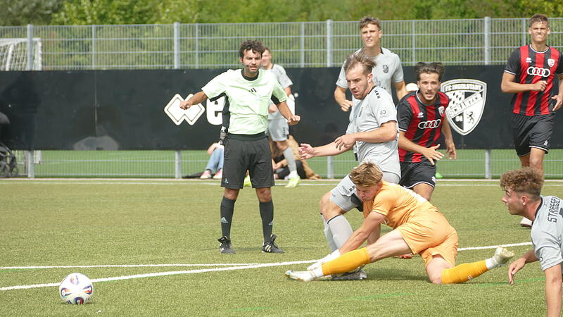 David Lang (links) holte den Elfmeter selbst heraus und verwandelte in Ingolstadt zum 1:1-Endstand.