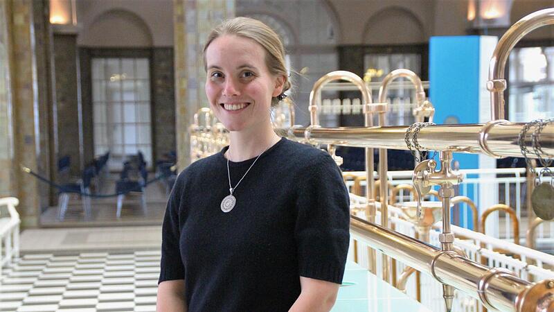 Anna Maria Boll präsentiert jetzt in mehreren Videos als Moderatorin die Historie verschiedener Welterbe-Örtlichkeiten in Bad Kissingen. Anna Maria Boll präsentiert jetzt in mehreren Videos als Moderatorin die Historie verschiedener Welterbe-Örtlichkeiten in Bad Kissingen.