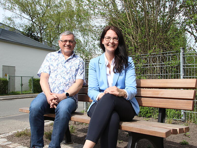 Bernd Fischer vom Seniorenbeirat der Stadt Coburg und CSU-Stadträtin Christina Vatke haben die Senioren-Wünsche erhört.