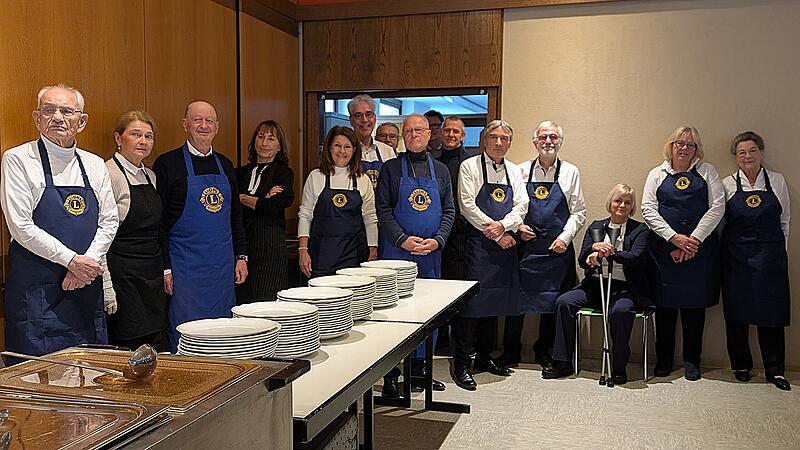 Die Lions-Club-Mitglieder und ihre Partnerinnen warten auf ihren Service-Einsatz.