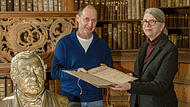 Hier werden sie in guten Händen sein: Dr. Florian Knorr-Held übergibt die Sammlung der Schriften von Johann Lucas Schönlein an Prof. Dr. Bettina Wagner, Direktorin der Staatsbibliothek Bamberg.
