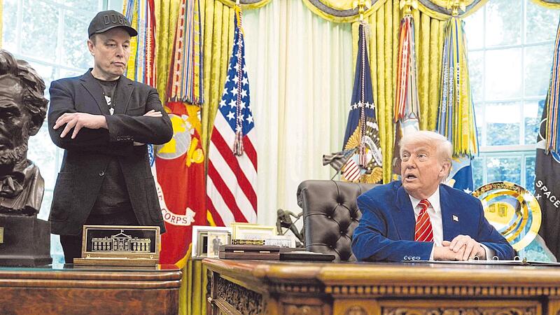 Skeptischer Blick: Elon Musk am Tag seiner Verabschiedung als Regierungsberater im Oval Office. Damals lobte ihn noch Pr&auml;sident Trump, mittlerweile bekriegen sich die beiden &ouml;ffentlich.    