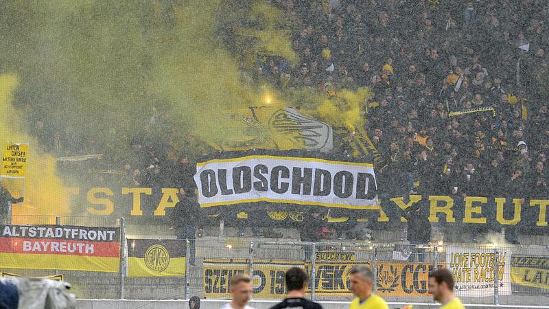 Mehrere hundert Bayreuther Fans waren ihrer Mannschaft nach Aue gefolgt und unterstützten sie im Erzgebirgsstadion lautstark. Auf ihre Fans setzen die Altstädter auch am Samstag gegen Ingolstadt. Mehrere hundert Bayreuther Fans waren ihrer Mannschaft nach Aue gefolgt und unterstützten sie im Erzgebirgsstadion lautstark. Auf ihre Fans setzen die Altstädter auch am Samstag gegen Ingolstadt.