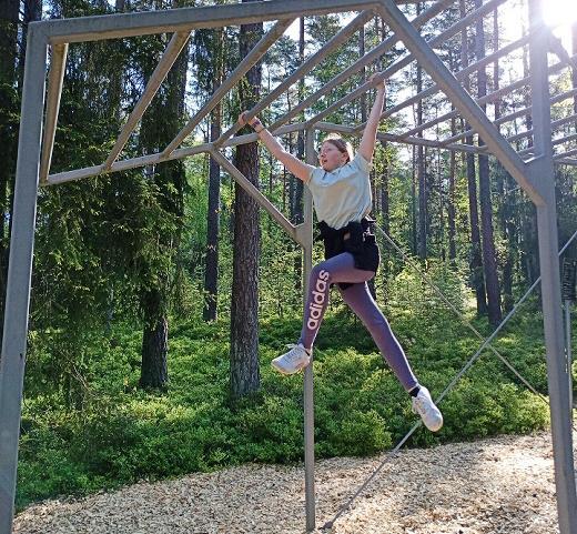 Auf dem Trimm-dich-Pfad in Kulmbach bereitet sich die 6. Klasse der Waldorfschule auf das Spartan Race vor.