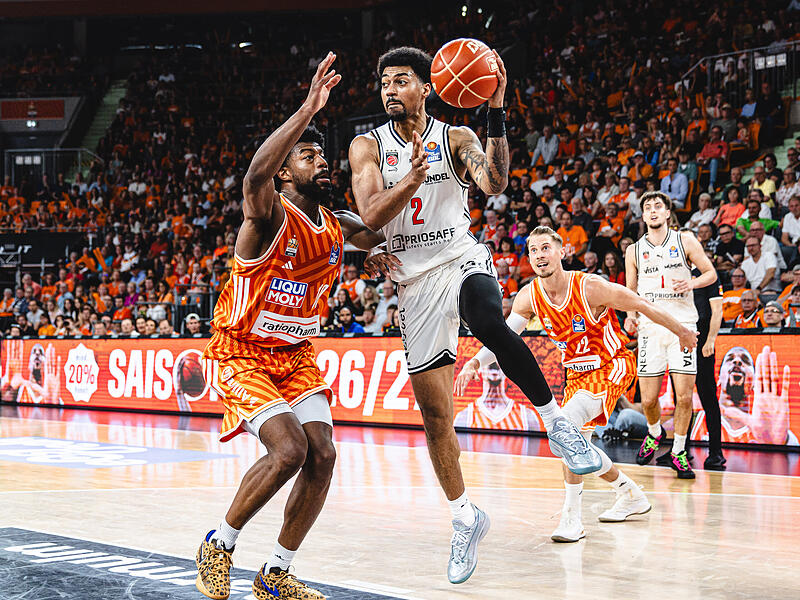 Ibi Watson (mit Ball, im Duell mit Malik Osborne) war der überragende Bamberger Akteur. Ibi Watson (mit Ball, im Duell mit Malik Osborne) war der überragende Bamberger Akteur.