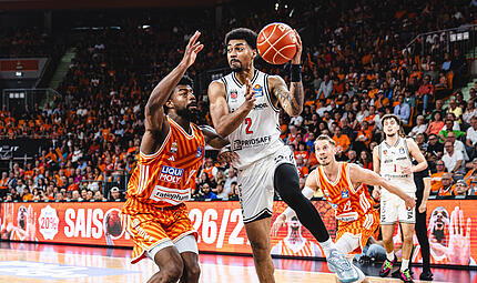 Ibi Watson (mit Ball, im Duell mit Malik Osborne) war der &uuml;berragende Bamberger  Akteur.